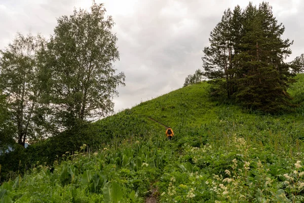 Man Green Jacket Walking Mountains — Stock Photo, Image