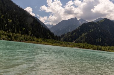 Dağlardaki gölün güzel manzarası