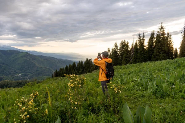 Sırt çantalı genç bayan dağda