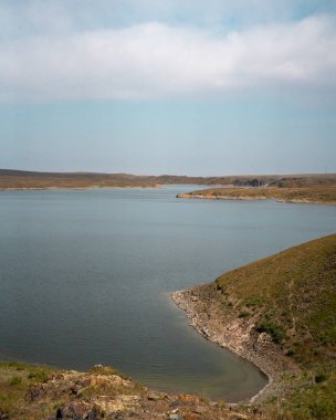 Nehir ve mavi gökyüzü ile güzel manzara