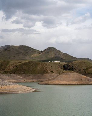 Dağlardaki gölün güzel manzarası
