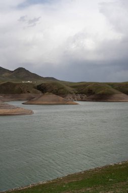 Göl ve dağlarla dolu güzel bir manzara.
