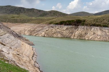 Dağlardaki nehrin güzel manzarası