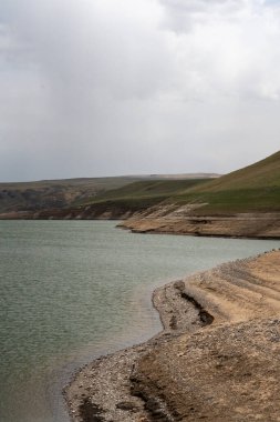 Nehir ve gölü olan güzel bir manzara.