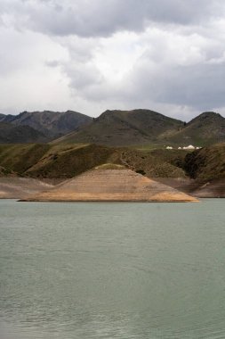 Dağlardaki gölün güzel manzarası