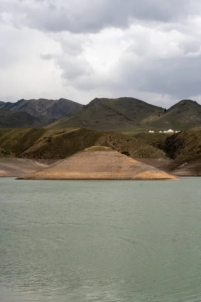 Dağlardaki gölün güzel manzarası