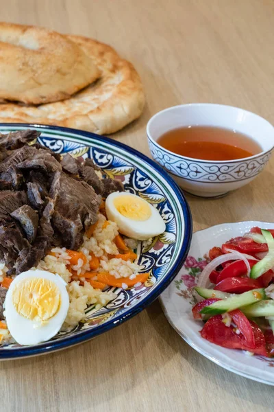 Sebze ve soslu kızarmış balık.