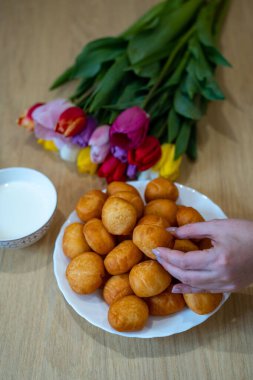 Lezzetli bir tabak baursaki ile mutfak fotoğrafı.