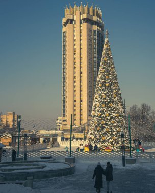 Dağlı ve mavi gökyüzü olan dağ manzarası 