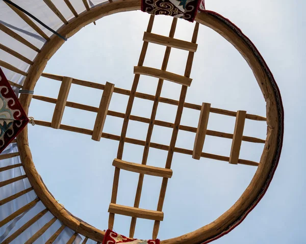 Beyaz arka planı olan ahşap çatı