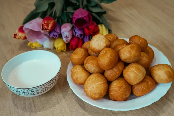 Bir fincan çayla geleneksel Kazak kahvaltısı.