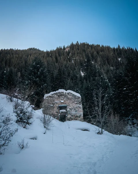 Dağlarda eski ahşap bir ev