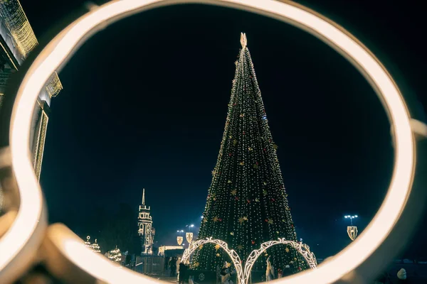 Noel ve yeni yılda Kazakistan 'daki Almaty şehrinin gece manzarası