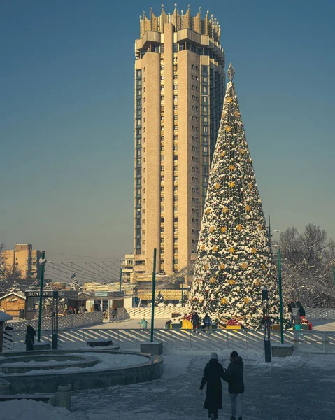 Dağlı ve mavi gökyüzü olan dağ manzarası 