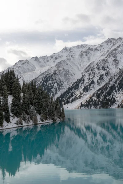 Bellissimo Paesaggio Con Lago Montagne — Foto Stock