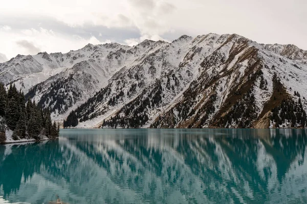 Güzel dağ manzarası. doğa arkaplanı