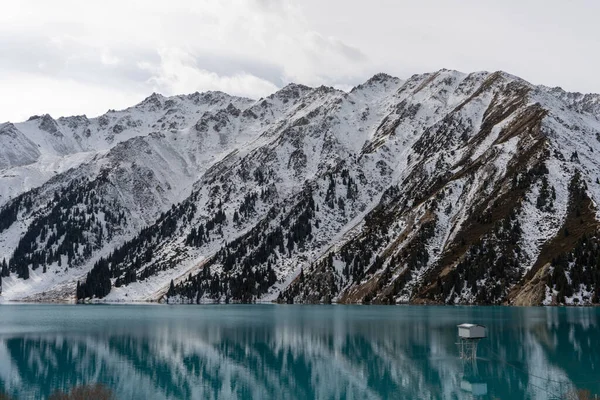Dağlardaki gölün güzel manzarası