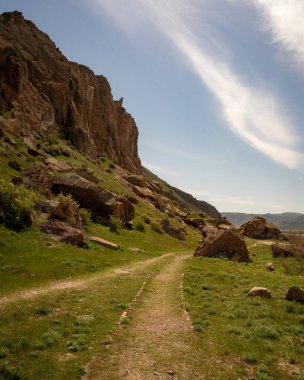 Nehir ve dağ sırası olan güzel bir manzara.