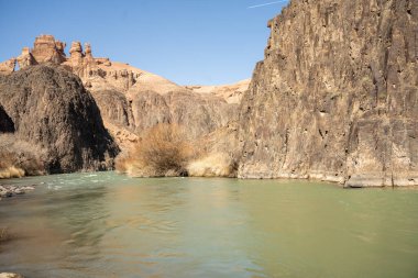 Çöldeki nehrin güzel manzarası
