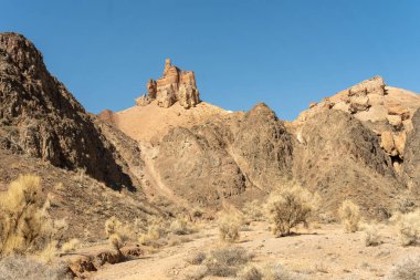 İsrail 'in kuzeyindeki ölü denizin çölündeki antik kalenin kalıntıları.