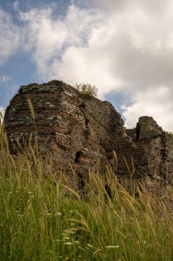 Bir tepedeki ortaçağ şatosunun kalıntıları..