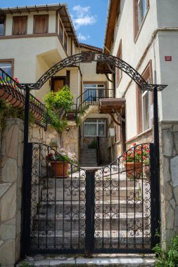 Şehirdeki eski ev ve kapı