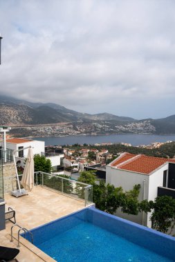 Balkonlu bir havuz manzarası