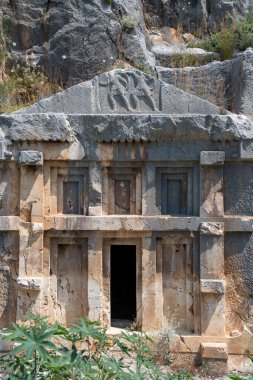 Gündüz vakti antik taş bina