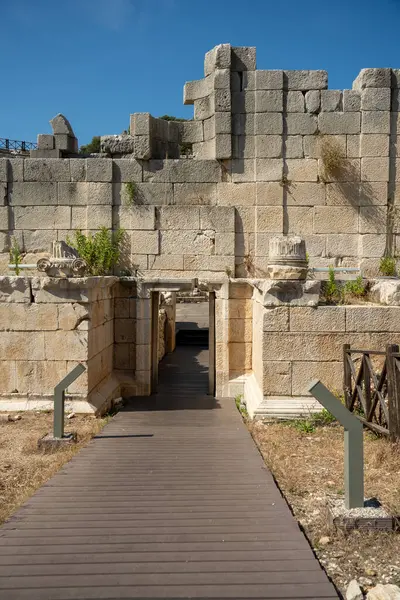 Rhodes, Yunanistan 'daki antik Roma amfitiyatrosunun kalıntıları.