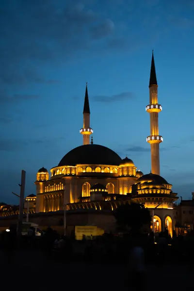 Başkentin en ünlü simgesine sahip olan eski şehrin camii.