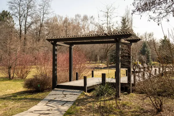 Parkın güzel manzarası, Almaty, Kazakistan 'ın merkezinde Botanik Bahçesi.