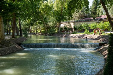  Sonbaharda gölet ve kaleyle şehir parkı