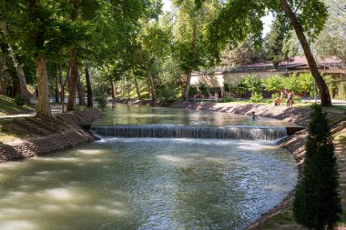  Sonbaharda gölet ve kaleyle şehir parkı
