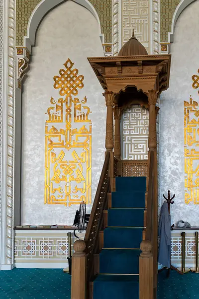 Abu Dabi 'deki büyük caminin içi.