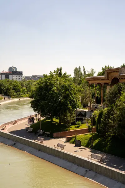  Sonbaharda gölet ve kaleyle şehir parkı