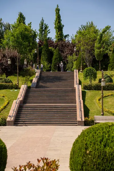  Sonbaharda gölet, kale, merdiven ve park yolu olan şehir parkı.