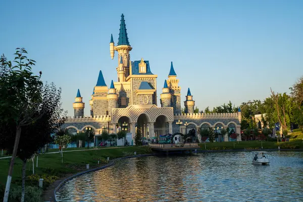  Sonbaharda gölet ve kaleyle şehir parkı