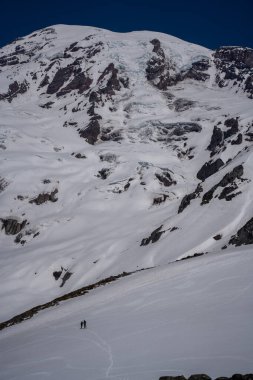 Dağlı ve karlı bir dağ manzarası