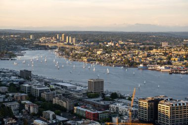 Seattle Skyline ve şehir manzarası Akşam saatlerinde şehir binalarıyla.