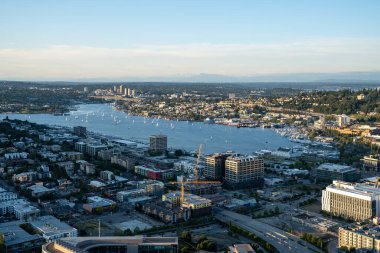 Seattle -: Seattle şehir merkezinin yüksek açılı manzaralı binaları ve güneşli bir akşam manzarası.