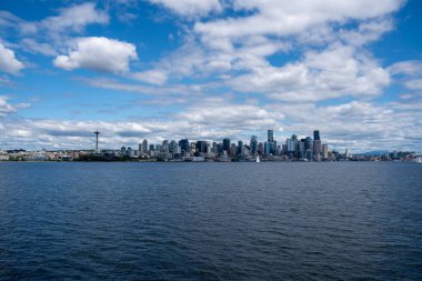 Seattle City gökyüzü manzaralı bir gölden gökyüzüne bakıyor.