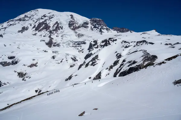 İtalyan Alplerinin güzel kış manzarası.