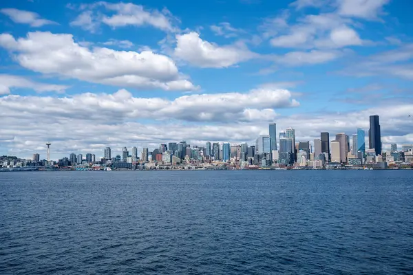 Seattle, Seattle Seattle, Washington 'da gökyüzü mavi olan Seattle City Skyline. Washington eyaleti halka açıktır.