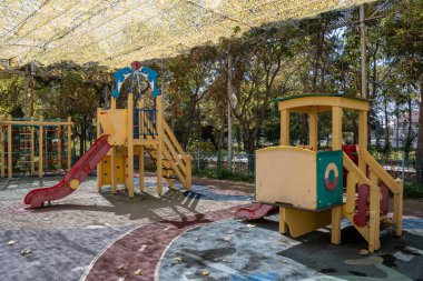 Modern bir şehir parkında oyun parkı