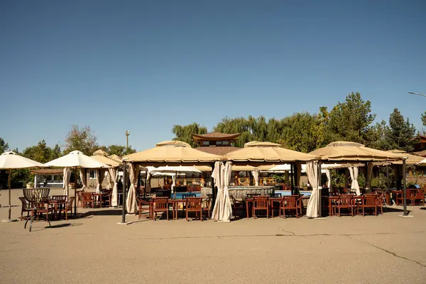 İsrail 'in kuzeyindeki Akdeniz şehrinde bir restoran.