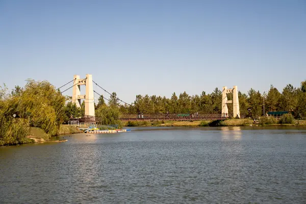 Şehirdeki gölün güzel manzarası