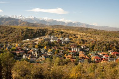 Köyün dağlarındaki köyün tepesinden manzara.