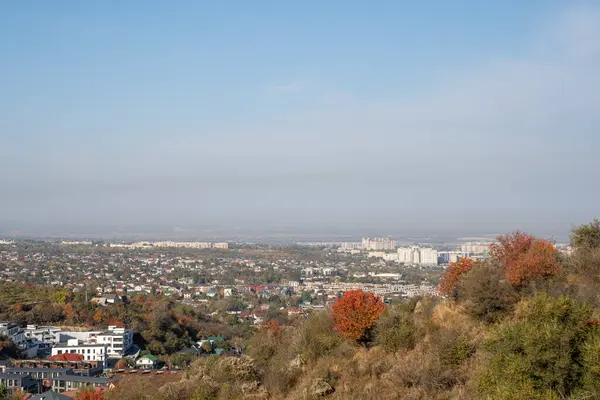 Gürcistan 'ın başkenti Tiflis' te sonbahar manzarası.