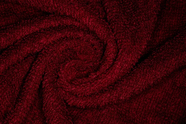 Close Rode Natte Handdoek Spiraalvormig Hoog Contrast Zware Textuur Schaduwen — Stockfoto