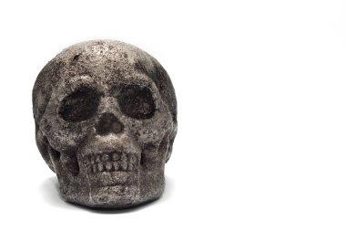 Beyaz arkaplanda izole metal kafatası